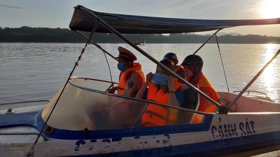 Cảnh sát Giao thông có mặt từ 5h sáng đưa 200 thí sinh qua sông đi thi - 2 Cảnh sát Giao thông có mặt từ 5h sáng đưa 200 thí sinh qua sông đi thi - 2
