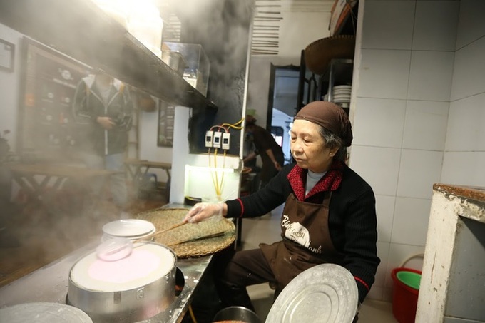 Bánh cuốn thanh long độc đáo nhất Hà Thành được làm như thế nào - Ảnh 7. Bánh cuốn thanh long độc đáo nhất Hà Thành được làm như thế nào - Ảnh 7.
