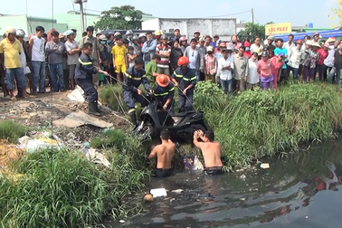 Xuống cứu 2 mẹ con đuối nước, trên bờ bị cướp lấy xe tẩu thoát