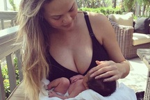 Siêu mẫu gợi cảm khoe con 2 ngày tuổi