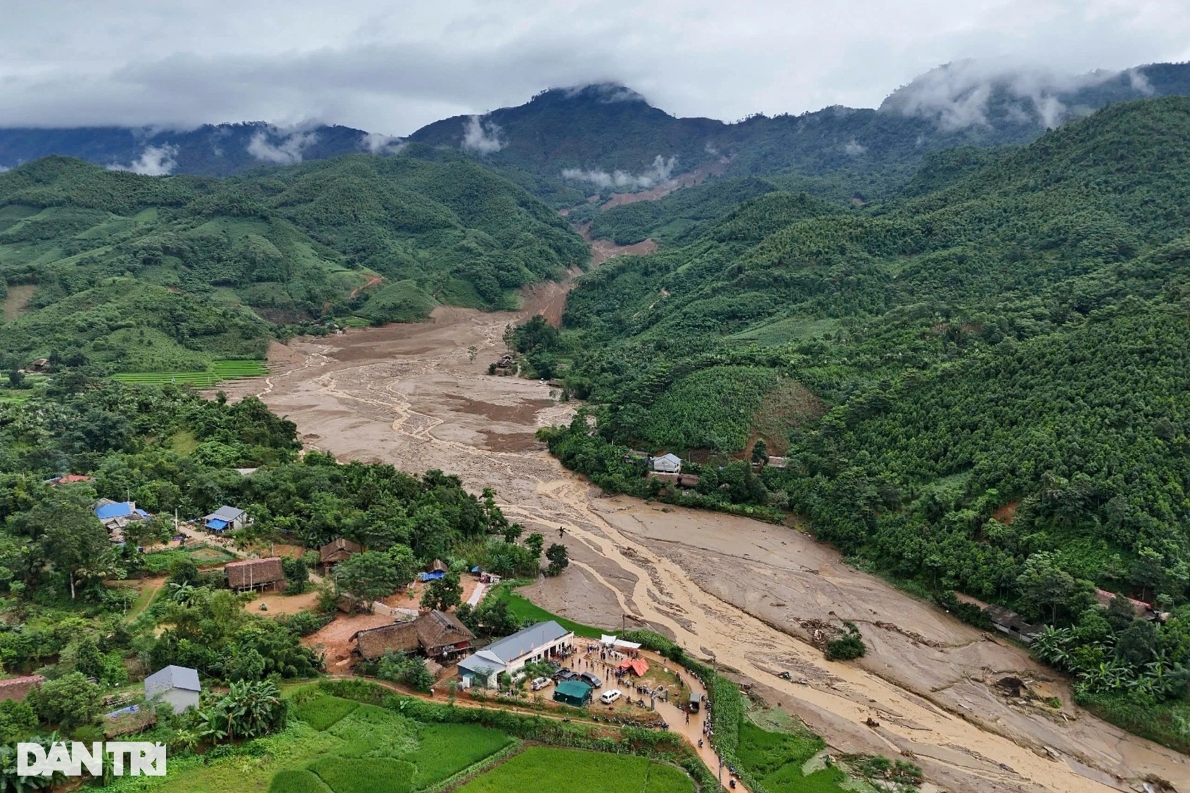 Tìm thấy 35 thi thể trong thảm họa Làng Nủ, báo động nguy cơ lũ chồng lũ