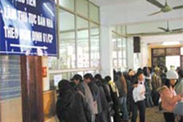 Đổ xô đi làm thủ tục để trốn giá đất mới