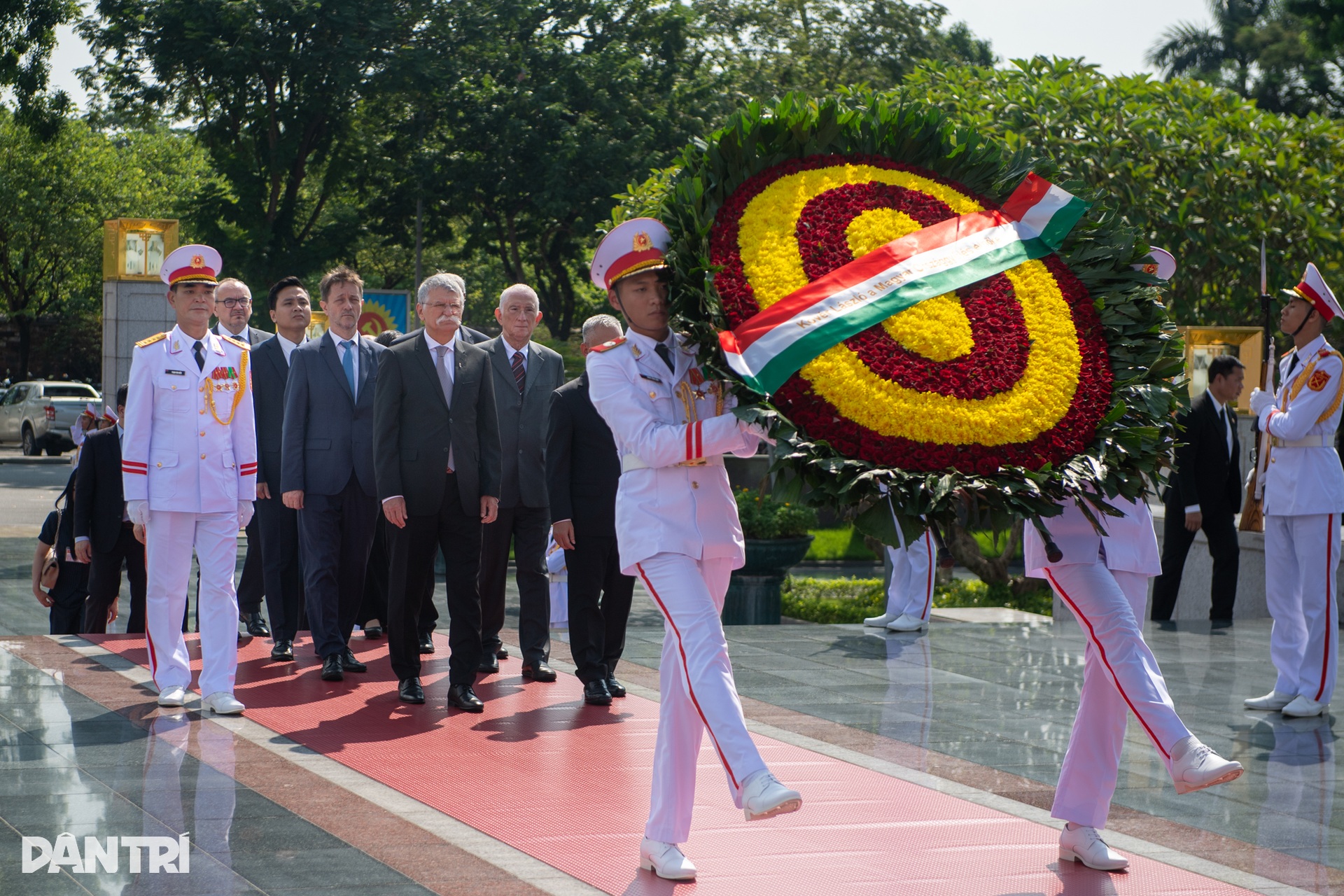 Macaristan Ulusal Meclisi Başkanı Tran Thanh Man, Macaristan Ulusal Meclisi Başkanı'nın karşılama törenine başkanlık etti - 1 Chủ tịch Quốc hội Trần Thanh Mẫn chủ trì lễ đón Chủ tịch Quốc hội Hungary - 1
