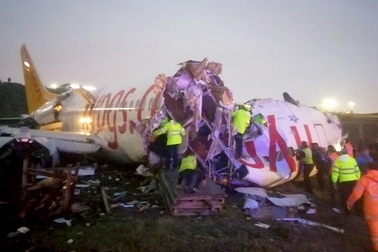 Máy bay chở gần 200 người vỡ làm ba khi hạ cánh