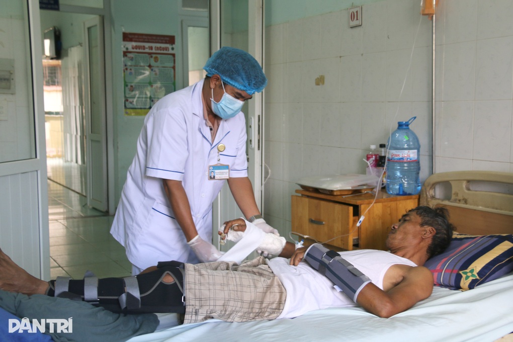 Thiếu trang thiết bị y tế, bệnh nhân phải tự mua găng tay cho bác sĩ - 3 Thiếu trang thiết bị y tế, bệnh nhân phải tự mua găng tay cho bác sĩ - 3