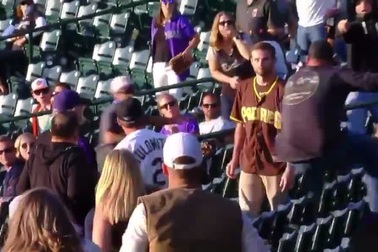 Cà khịa đối thủ, CĐV say xỉn bị đấm ngất xỉu tại chỗ