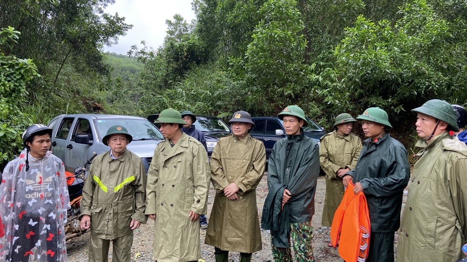 Băng rừng, vượt lũ đưa thi thể nạn nhân thứ 2 tại Rào Trăng ra ngoài - 4