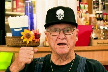 Cụ ông 78 tuổi đấm thẳng mặt gấu để thoát thân