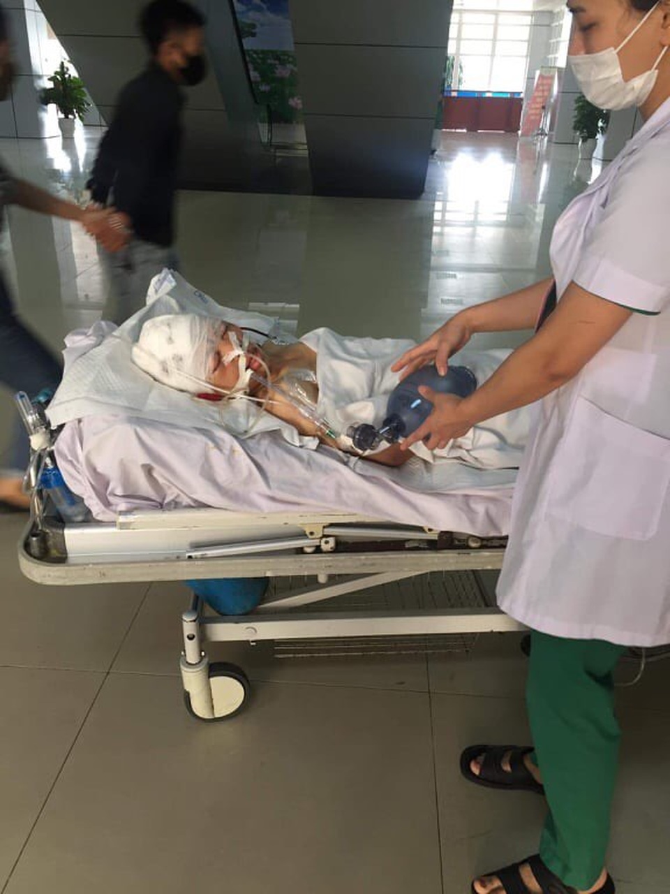 Từ bệnh viện, cậu học trò cầu xin nhà hảo tâm cứu mẹ đang rất nguy kịch - 2 Từ bệnh viện, cậu học trò cầu xin nhà hảo tâm cứu mẹ đang rất nguy kịch - 2