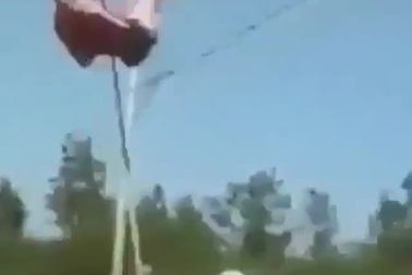 Chết cười với sự cố bất ngờ và hài hước khi thi đấu nhảy sào