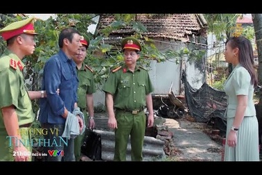 Ông Sinh bị công an còng tay đưa đi