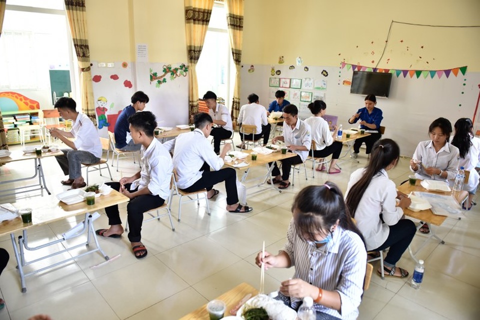 Thầy cô vùng cao nấu cơm phục vụ thí sinh thi tốt nghiệp THPT - 7 Thầy cô vùng cao nấu cơm phục vụ thí sinh thi tốt nghiệp THPT - 7