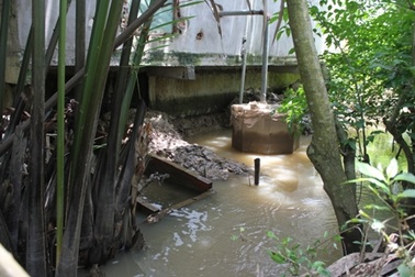 Dân khôn đốn vì nhà máy gây ô nhiễm môi trường