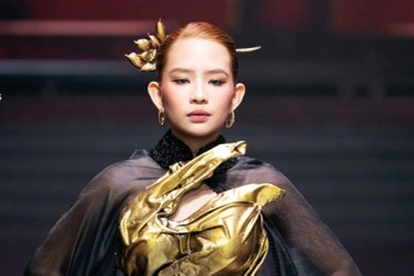 Người mẫu 15 tuổi thể hiện phong cách quốc tế trên sàn diễn Việt Nam