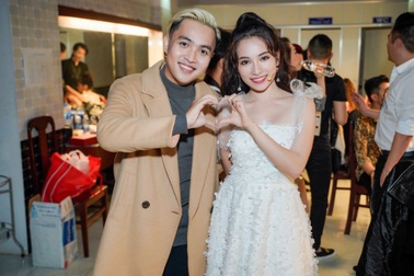 V.O.X mang hit Người thứ ba đến khán giả miền Tây