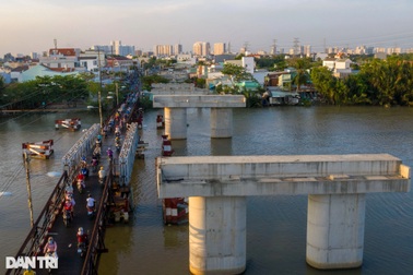 Cầu mới "treo" hơn 20 năm chưa xong, người dân TPHCM thấp thỏm qua cầu cũ