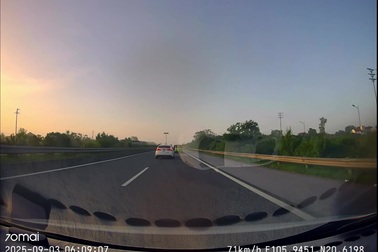 Ô tô dừng trên làn xe chạy tốc độ cao nhất để... thay lốp