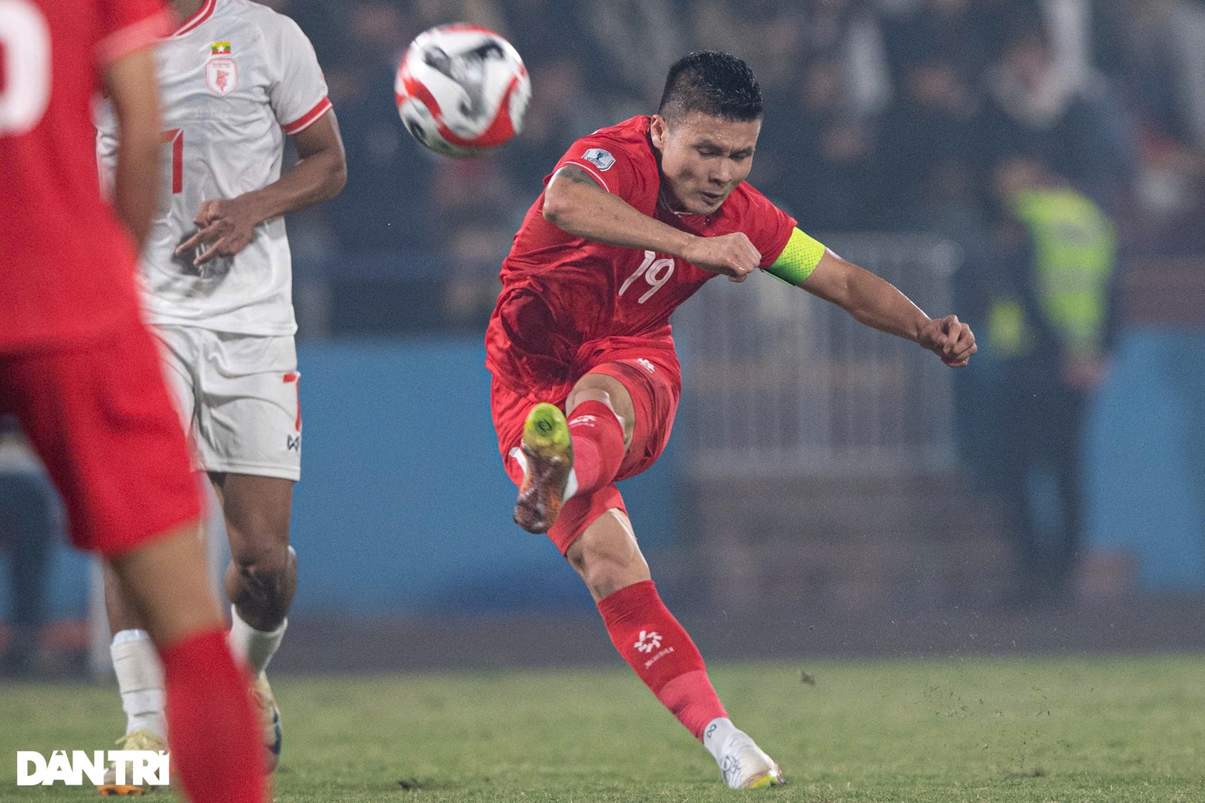 Việt Nam 0-0 Myanmar (Hiệp 2): Quang Hải đá phạt tìm đến cột dọc