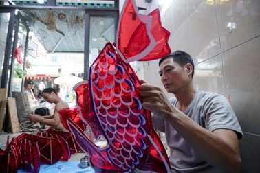 Xóm lồng đèn lớn nhất TPHCM tất bật trước Trung thu