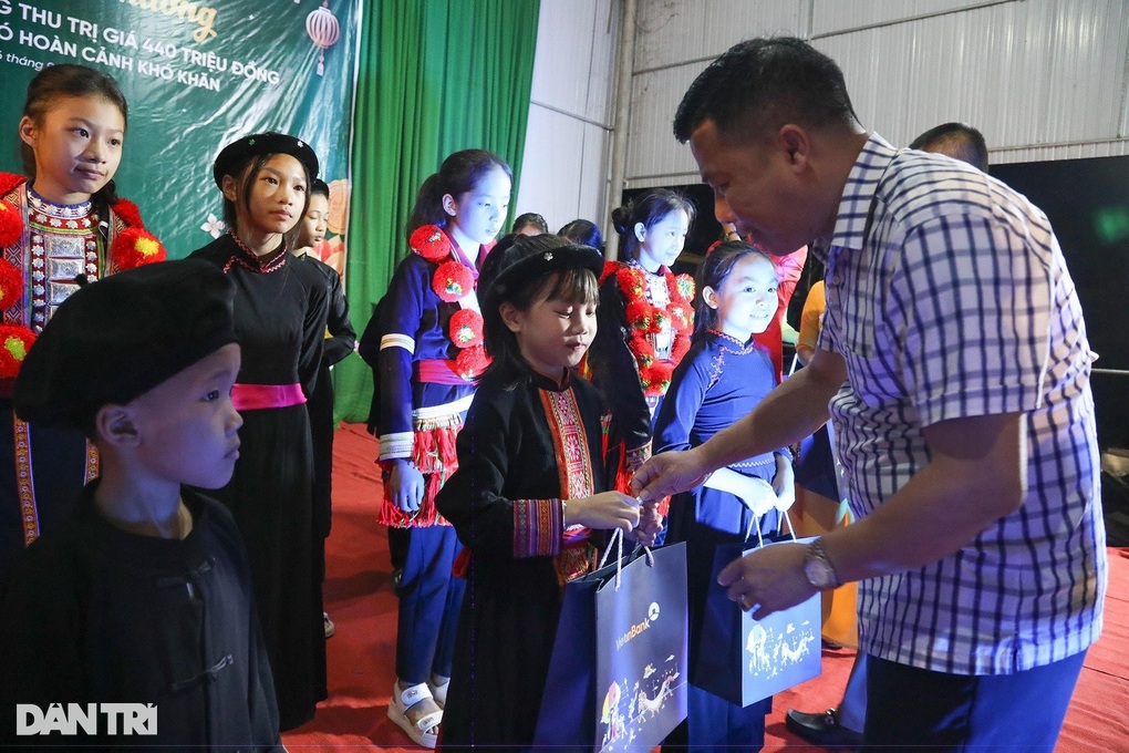 Trao 3.000 bánh Trung thu tới trẻ em, học sinh có hoàn cảnh khó khăn - 4 Trao 3.000 bánh Trung thu tới trẻ em, học sinh có hoàn cảnh khó khăn - 4
