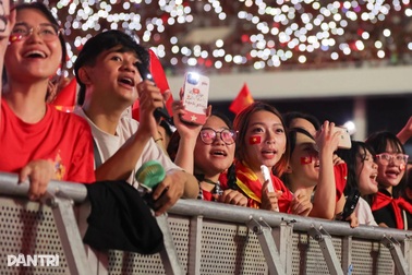 Thấy gì từ việc hàng vạn khán giả trẻ săn vé, đi xem “concert yêu nước”?