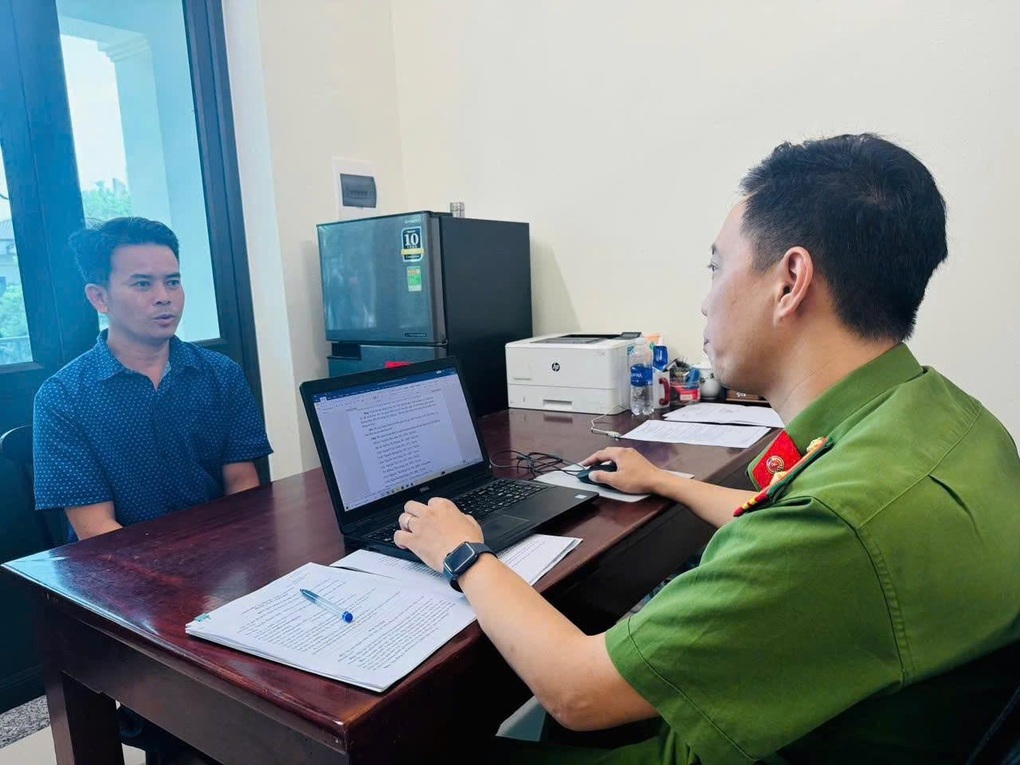 Con đi xe máy gây tai nạn chết người, bố bị khởi tố - 1