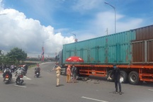 Xe đạp điện bị cuốn vào gầm xe container, 2 nữ sinh tử vong