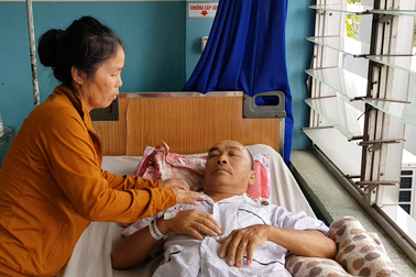 Không có tiền, người vợ xin bác sĩ cho chồng về nhà chờ... chết!