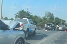 Hà Nội: Bốn ô tô đâm liên hoàn trên Đại lộ Thăng Long