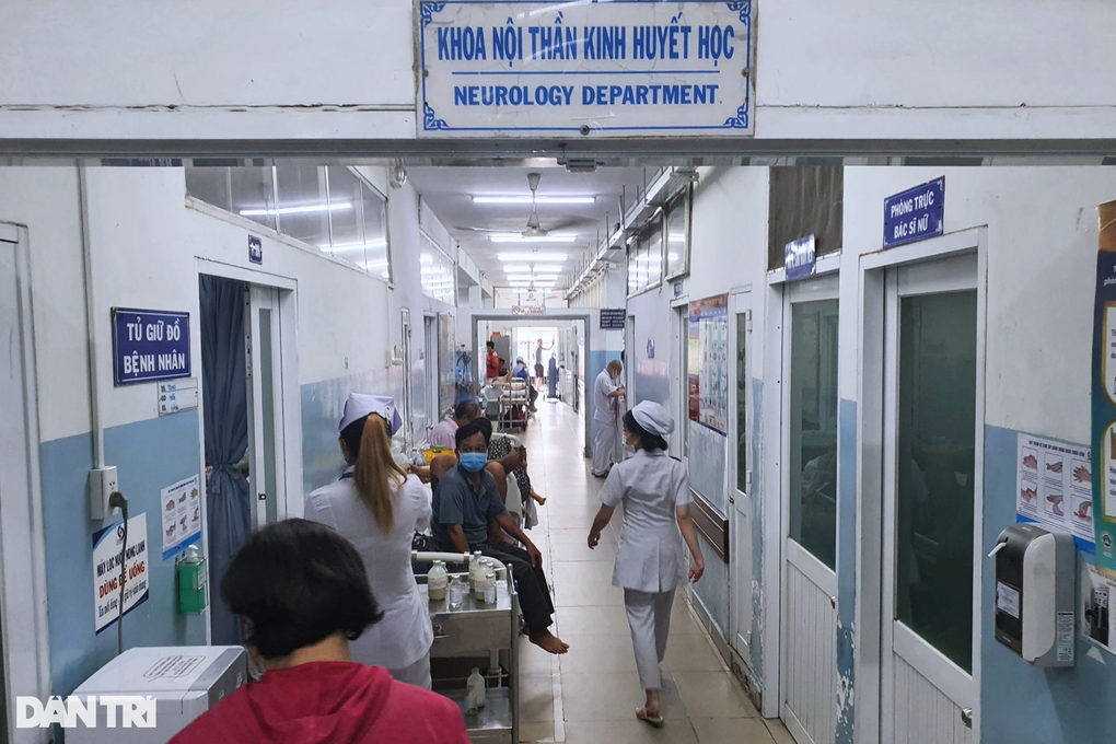 Vụ bênh chó, đánh bảo vệ ở phố đi bộ Nguyễn Huệ: Nạn nhân hiện ra sao? - 1 Vụ bênh chó, đánh bảo vệ ở phố đi bộ Nguyễn Huệ: Nạn nhân hiện ra sao? - 1