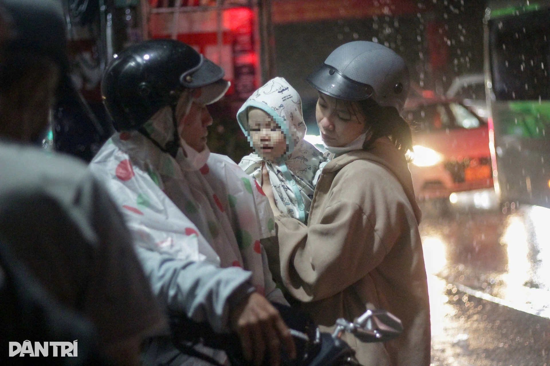 Người dân TPHCM đội vali đi chơi lễ dưới mưa lớn - 14 Người dân TPHCM đội vali đi chơi lễ dưới mưa lớn - 14