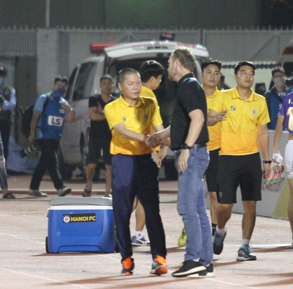 HLV Chu Đình Nghiêm: Cùng là cầu thủ, đừng triệt hạ nhau - 5 HLV Chu Đình Nghiêm: Cùng là cầu thủ, đừng triệt hạ nhau - 5