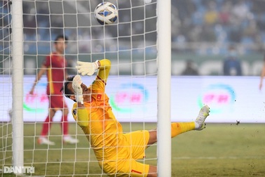 Thủ môn Tấn Trường đáp trả cực gắt trước làn sóng chỉ trích