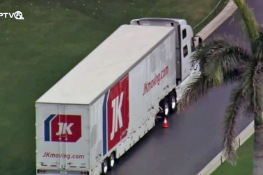 Xe tải chuyển đồ tới Florida trước ngày ông Trump rời Nhà Trắng