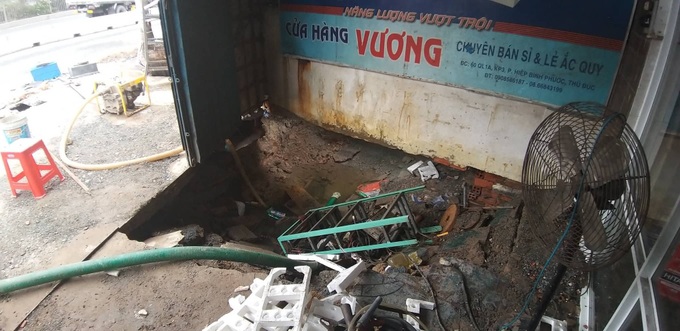 TP.HCM: Hố tử thần rộng 2 mét bất ngờ xuất hiện trong nhà dân do sự cố vỡ đường ống nước - Ảnh 2. TP.HCM: Hố tử thần rộng 2 mét bất ngờ xuất hiện trong nhà dân do sự cố vỡ đường ống nước - Ảnh 2.