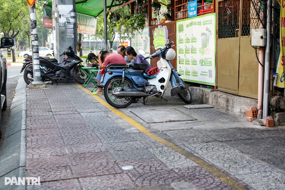 Đóng phí sử dụng vỉa hè ở TPHCM: Người vui mừng, kẻ thấp thỏm lo âu - 4 Đóng phí sử dụng vỉa hè ở TPHCM: Người vui mừng, kẻ thấp thỏm lo âu - 4