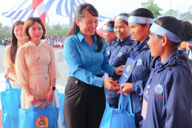 Hàng nghìn nam nữ công nhân quậy tưng bừng, "bắt cá hai tay"