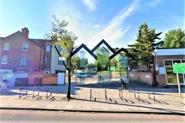 Sự thật "ngã ngửa" phía sau tấm gương khổng lồ giữa phố đông đúc