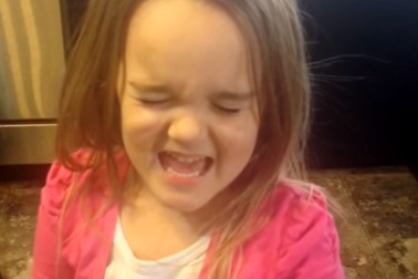 Chị cả khóc mếu khi biết mẹ mang bầu em trai