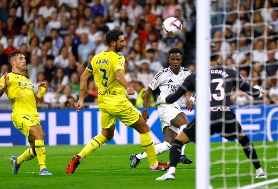 Vinicius lập siêu phẩm, Real Madrid cân bằng điểm số với Barcelona - 2