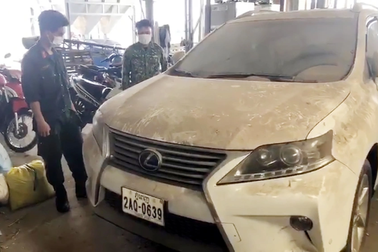 Xe sang 3 tỷ đồng bị "bỏ quên" ở gần biên giới