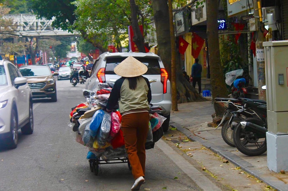 Người lao động mưu sinh những ngày cuối năm - 5 Người lao động mưu sinh những ngày cuối năm - 5
