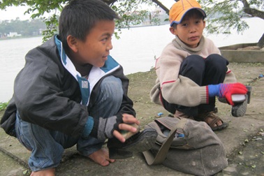 Những đứa trẻ mưu sinh trong giá lạnh