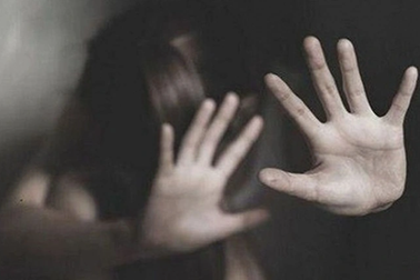 Rủ bé gái chơi trốn tìm rồi hiếp dâm