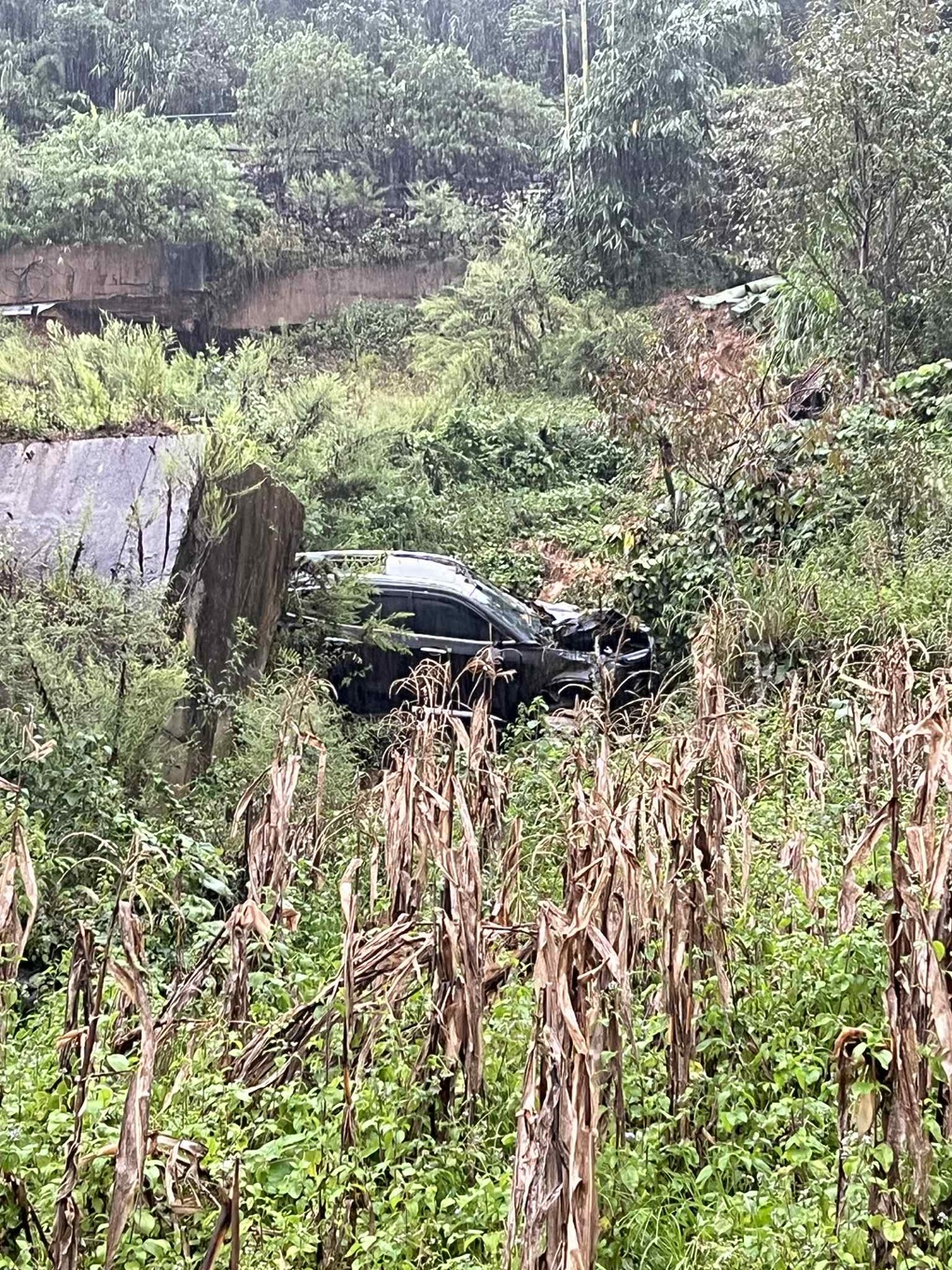 Vụ ô tô bị văng xuống vực ở Sa Pa: Nhân chứng kể phút thoát chết gang tấc - 2