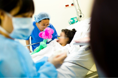 Bé trai 5 tuổi giảm thị lực còn 1/10 vì bệnh lý mắt thường gặp ở người già