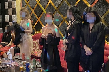 Tiếp viên nhà hàng ăn mặc khêu gợi phục vụ khách hát karaoke