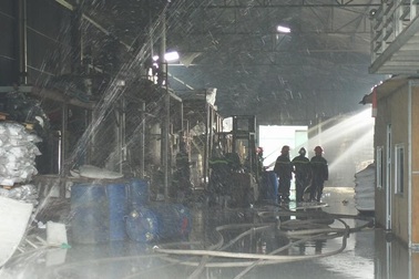 Vụ cháy gần tổng kho xăng dầu: Thùng phuy cháy không chứa hóa chất độc hại