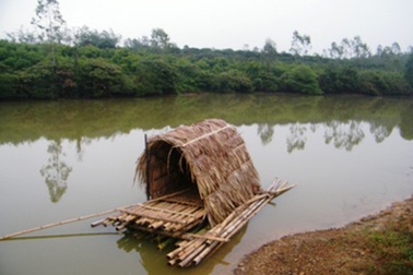 Bơi thuyền ra hồ tắm, 2 em nhỏ chết đuối