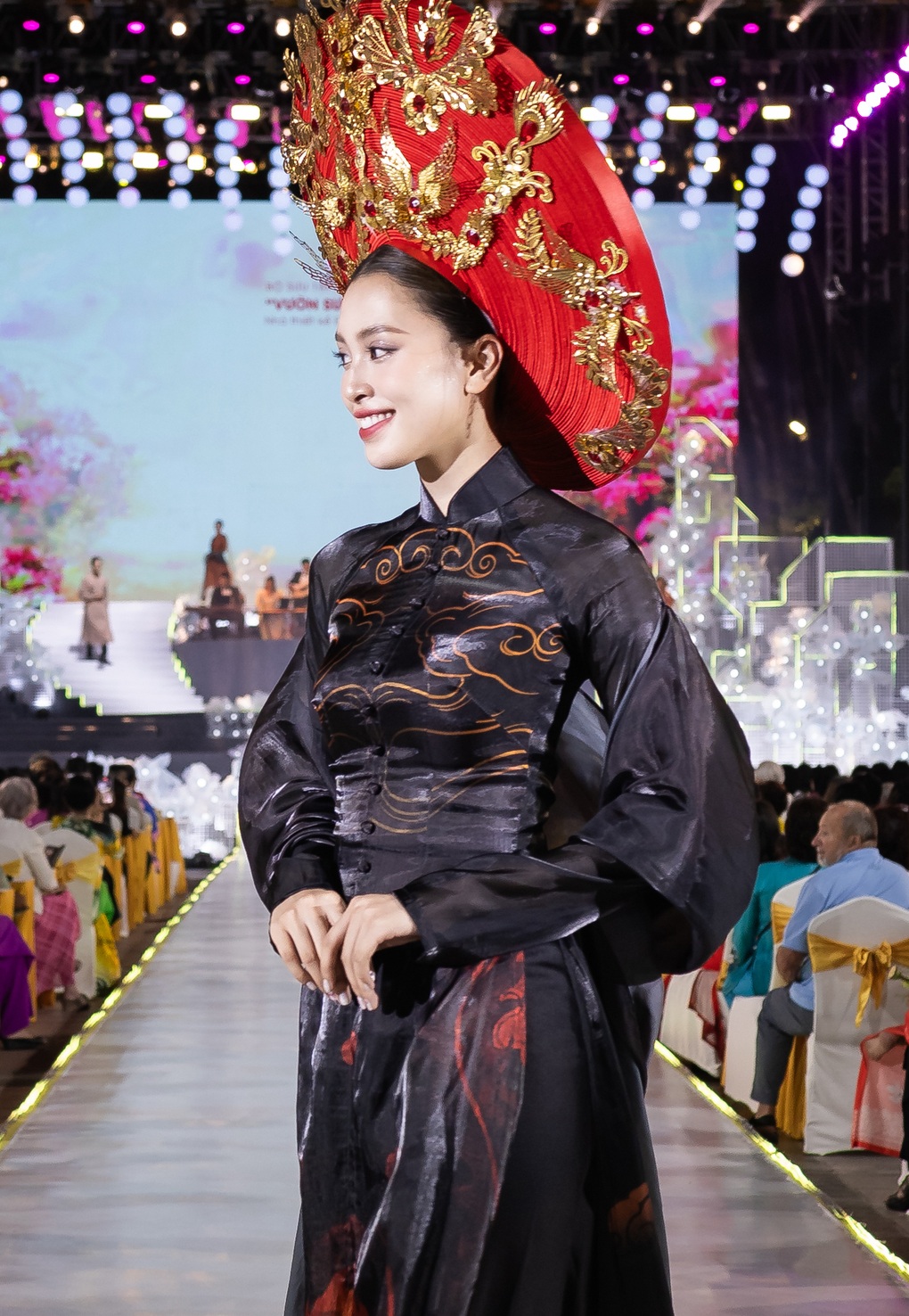 Hoa hậu Tiểu Vy diện áo dài 10m tại Lễ hội Áo dài TPHCM - 7 Hoa hậu Tiểu Vy diện áo dài 10m tại Lễ hội Áo dài TPHCM - 7